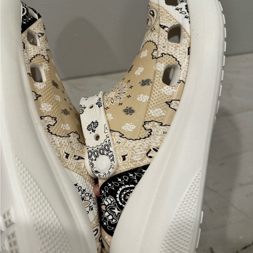 Crocs Classic Crush Bandana white parsley Print women’s 11 new clogs - Picture 10 of 11